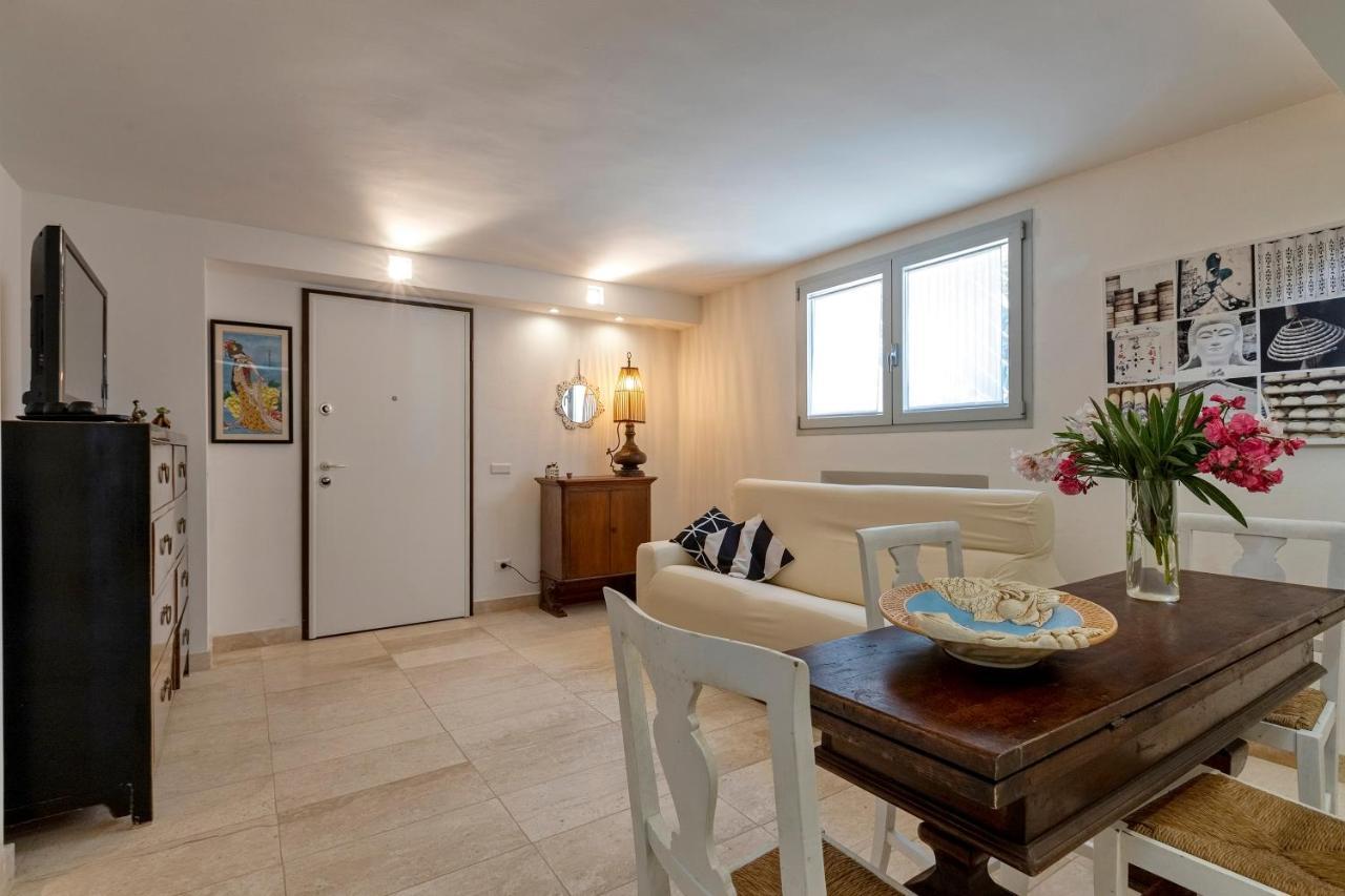 Charming Seafront Apartment With Garden And Patio เฟอร์ติเลีย ภายนอก รูปภาพ