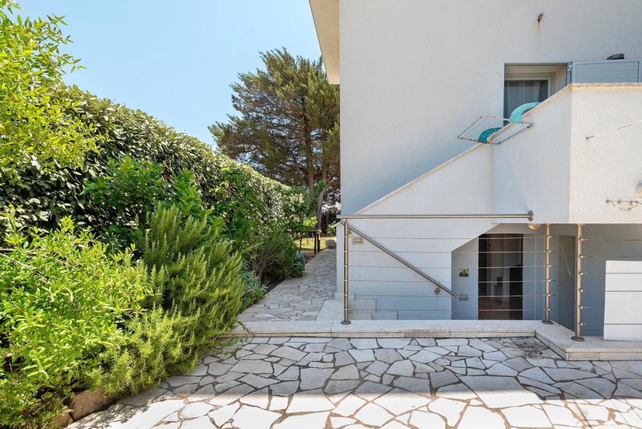 Charming Seafront Apartment With Garden And Patio เฟอร์ติเลีย ภายนอก รูปภาพ